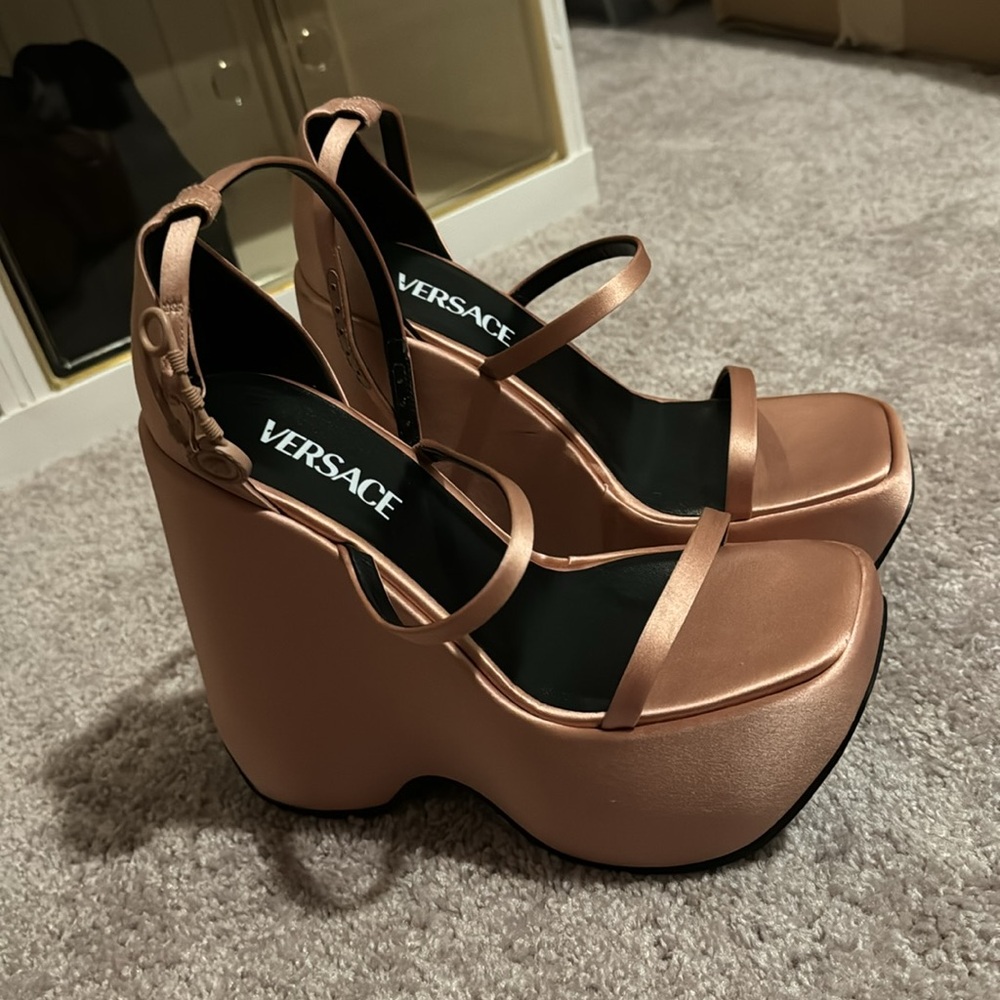 Versace Medusa aevitas satin heels light pink